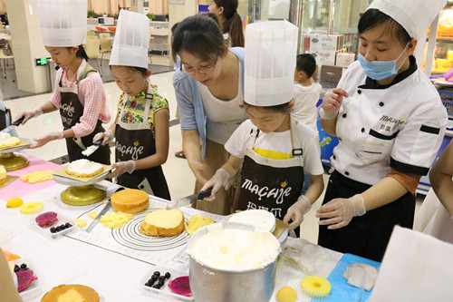 九江学院:教工餐厅举行蛋糕diy活动 欢乐六一节 亲子教工行