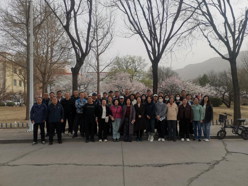 1744965982717124.jpg 赏花合影.jpg