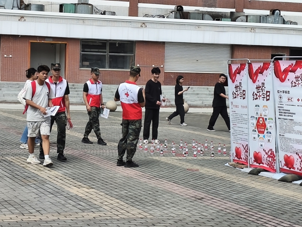 1746774314799361.jpg 知识问答+趣味套圈,寓教于乐氛围浓.jpg