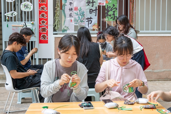 1749455024107757.jpg 图2同学们在缝制香囊.jpg