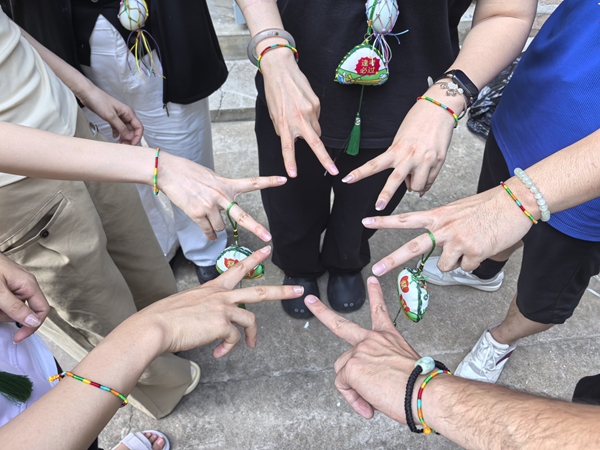 1749455027309515.jpg 图3五彩手绳.jpg