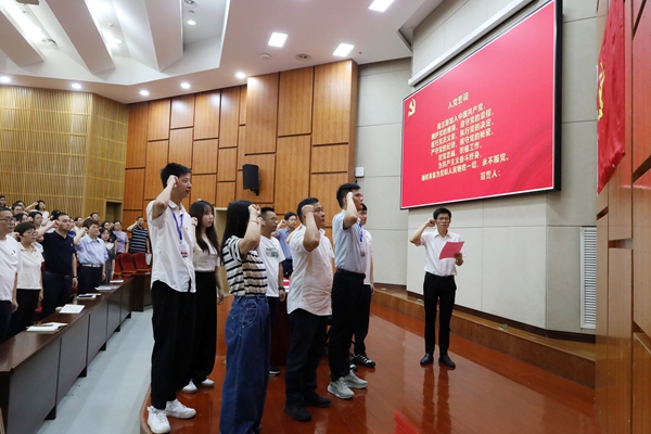 1751441384774478.jpg 新发展党员进行宣誓,老党员重温入党誓词.jpg