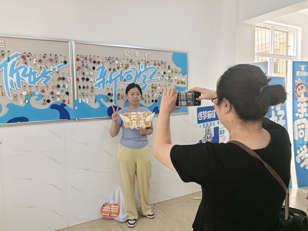 1757408324915449.jpg 家长和学生拍照留影(宿管中心 姜莹摄).jpg