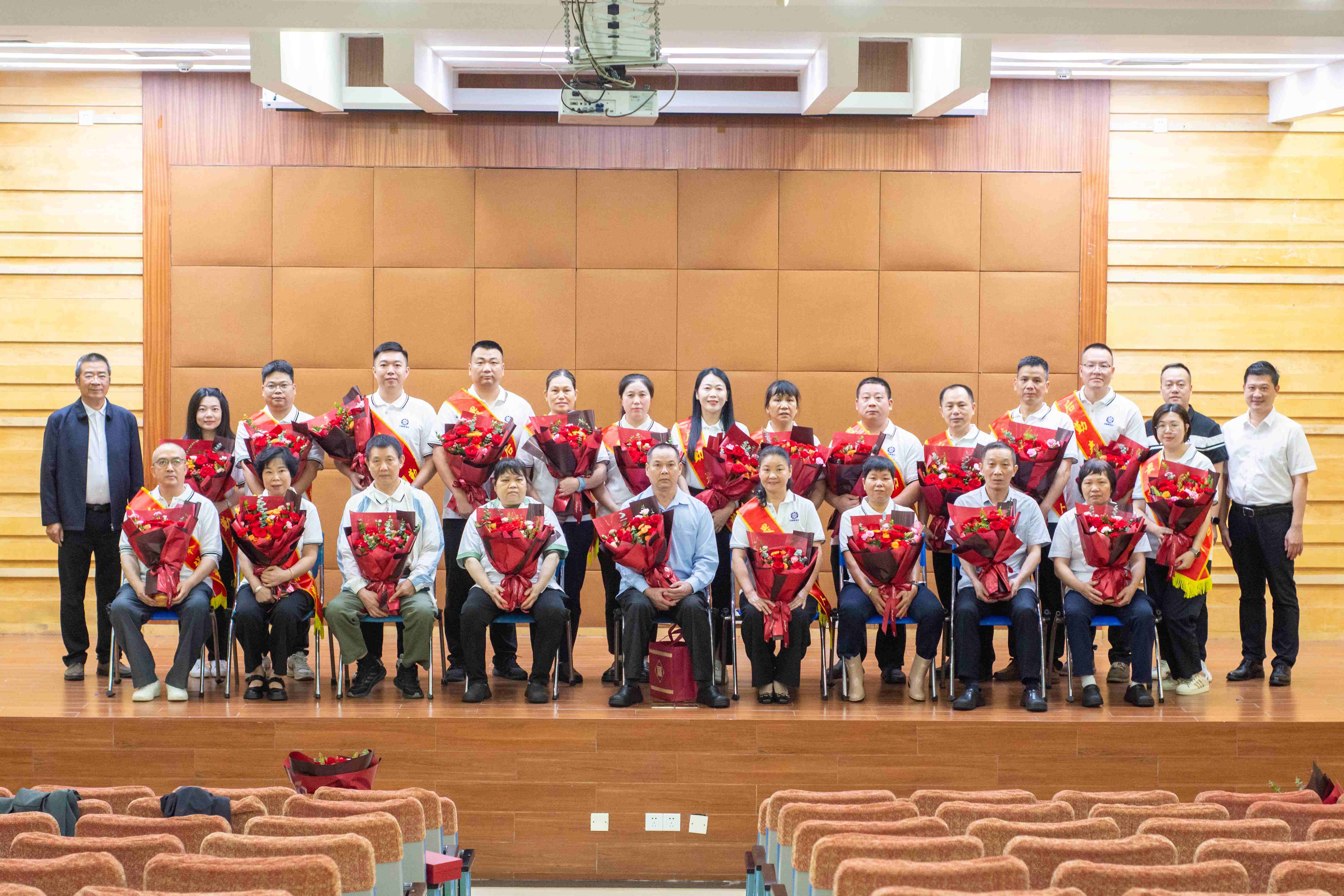 电子科技大学中山学院丨传承后勤精神 礼赞平凡匠心——电子科技大学中山学院后勤管理处举行2025年度评优评先表彰暨荣休仪式2.JPG