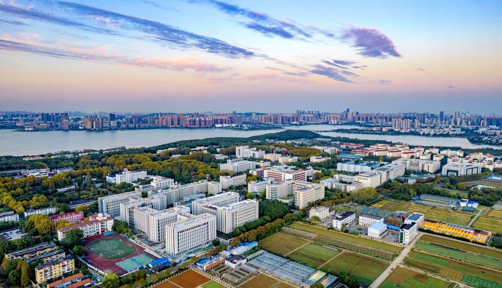 1785831196566614.jpg 图1 校园全景(校新闻中心图库).jpg